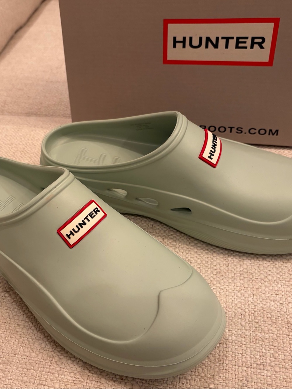 Hunter Slip-On Elana Clogs in light green with Red Logo/new without tags/sz 9 - Picture 3 of 14
